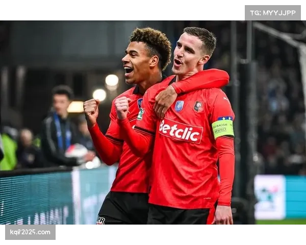 雷恩队赛前训练开放，媒体观察到球队重点演练定位球进攻失败后的快速回防